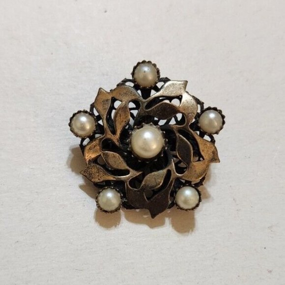 COPY - Vintage Petite Faux Pearl Brass Tone Star Brooch - Picture 1 of 3